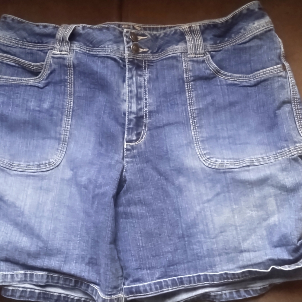 North crest jean shorts